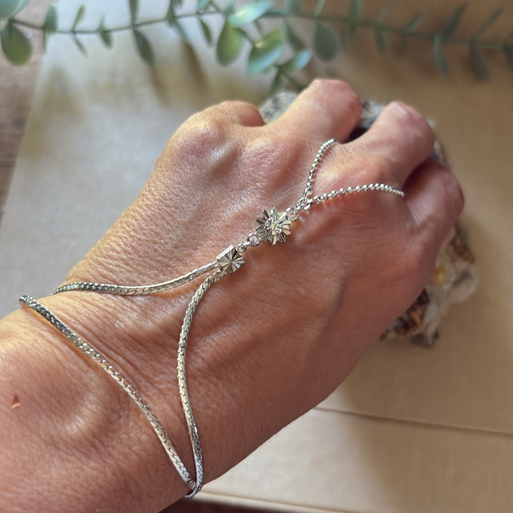 Vintage Avon 90s Diamond-Cut Hand Chain Finger Bracelet NIB